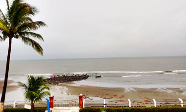 Frente al mar y la playa departamento con alberca una recamara .