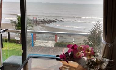 Frente al mar y la playa departamento con alberca una recamara .