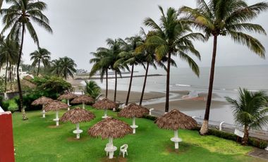 Frente al mar y la playa departamento con alberca una recamara .