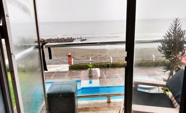 Frente al mar y la playa departamento con alberca una recamara .