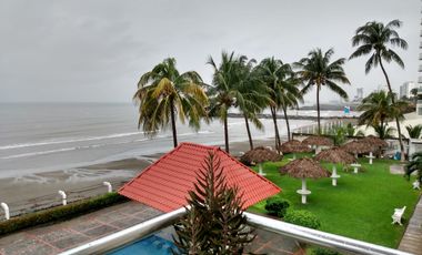 Frente al mar y la playa departamento con alberca una recamara .