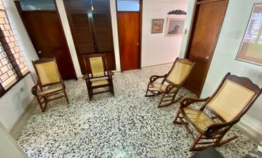 SE VENDE CASA CON EXCELENTE UBICACIÓN SOBRE LA AVENIDA DEL LIBERTADOR