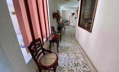 SE VENDE CASA CON EXCELENTE UBICACIÓN SOBRE LA AVENIDA DEL LIBERTADOR