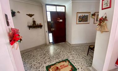 SE VENDE CASA CON EXCELENTE UBICACIÓN SOBRE LA AVENIDA DEL LIBERTADOR