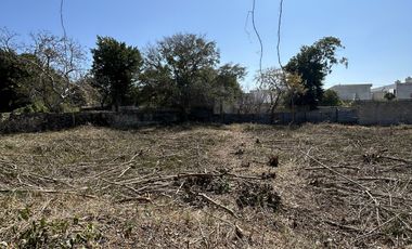 Terreno con fachada Colonial en San Roman