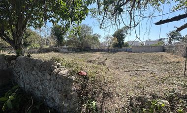 Terreno con fachada Colonial en San Roman