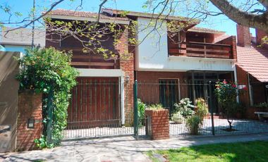 Chalet 4 dormitorio y estudio, 1 cuadra Av. Constitución y 9 de la playa