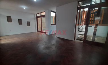 Casa De 467 M² Totales Con Zre – Perfecta Para Comercio, Taller O Multifamiliar