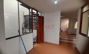 Casa De 467 M² Totales Con Zre – Perfecta Para Comercio, Taller O Multifamiliar