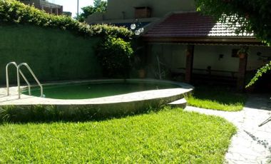 Amplísima casa venta excelente ubicación 4 dormitorios jardín piscina quincho garage pasante..