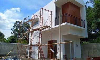 Rumah modern baru di jalan Kebonagung