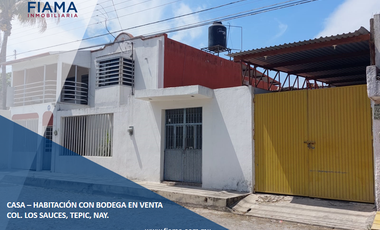 CASA-HABITACIÓN CON BODEGA EN VENTA, LOS SAUCES, TEPIC.(F)