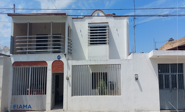 CASA-HABITACIÓN CON BODEGA EN VENTA, LOS SAUCES, TEPIC.(F)