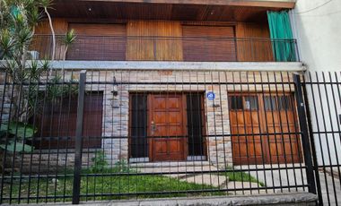 EXCELENTE CHALET DE 5 AMBIENTES .