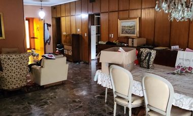 EXCELENTE CHALET DE 5 AMBIENTES .