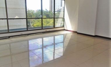 PR11715 OFICINA A LA VENTA EN SECTOR DE MILLA DE ORO / EL POBLADO.