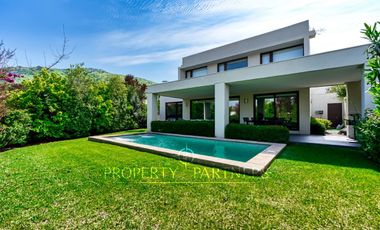 Casa moderna en excelente estado con piscina en Condominio de Piedra Roja