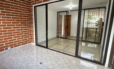apartamento en arriendo en patio bonito. Cod A776031