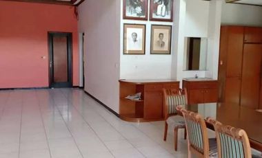 DISEWAKAN RUMAH COCOK BUAT RESTO DLL @ JL RIAU BANDUNG