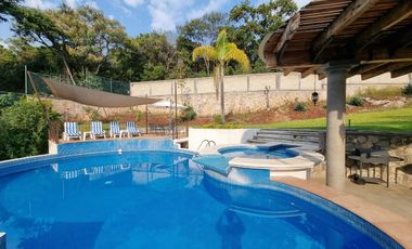 RENTA de bonita CASA ÁNGELES con alberca y jacuzzi climatizados; con vistas panorámicas con enorme jardín en Fracc Rancho San Diego en Ixtapan de la S