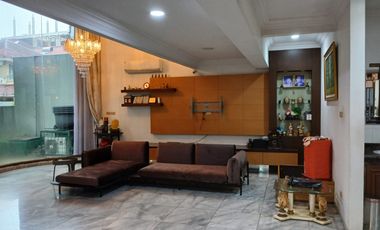 Rumah di lingkungan prestige Interkon Kebun Jeruk dijual