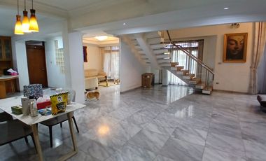 Rumah di lingkungan prestige Interkon Kebun Jeruk dijual