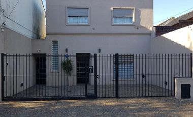 Impecable casa de categoría  reciclada a nuevo de 3 dormitorios en Olivos