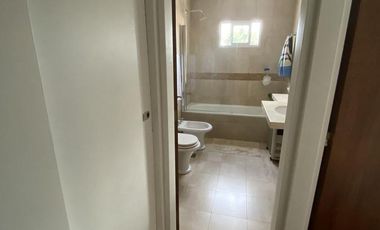 Impecable casa de categoría  reciclada a nuevo de 3 dormitorios en Olivos