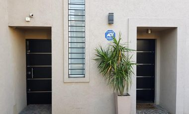 Impecable casa de categoría  reciclada a nuevo de 3 dormitorios en Olivos
