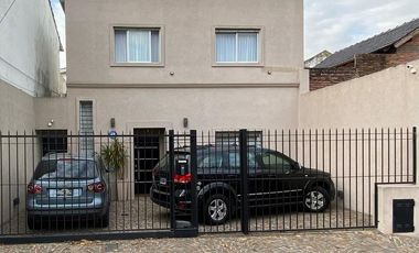 Impecable casa de categoría  reciclada a nuevo de 3 dormitorios en Olivos