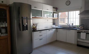 Impecable casa de categoría  reciclada a nuevo de 3 dormitorios en Olivos