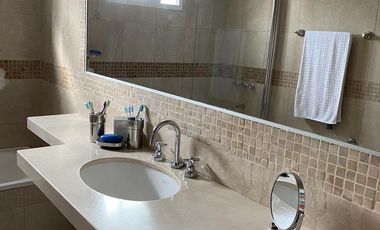 Impecable casa de categoría  reciclada a nuevo de 3 dormitorios en Olivos