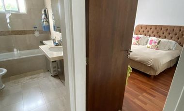 Impecable casa de categoría  reciclada a nuevo de 3 dormitorios en Olivos