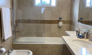 Impecable casa de categoría  reciclada a nuevo de 3 dormitorios en Olivos
