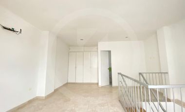 Apartamento duplex en San Antonio, frente a la terminal de transporte, Montería