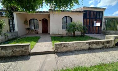 CASA EN VENTA ZONA SUR, PATIO, ESCRITURA B°ARTIGAS