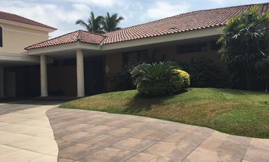 Venta Casa tipo Mansión Urbanización El Rio con Piscina y vista al Lago