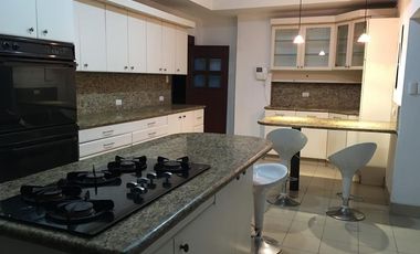 Venta Casa tipo Mansión Urbanización El Rio con Piscina y vista al Lago