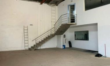 Oficinas con bodega en Lomas del Blvd en renta