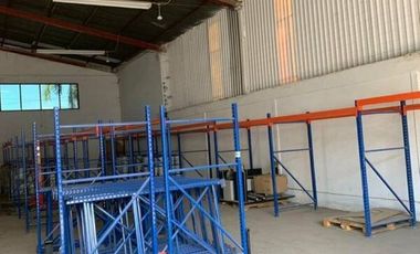 Oficinas con bodega en Lomas del Blvd en renta