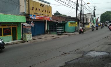 Rumah Kios Gandeng Pinggir Jalan Raya Karang Satria
