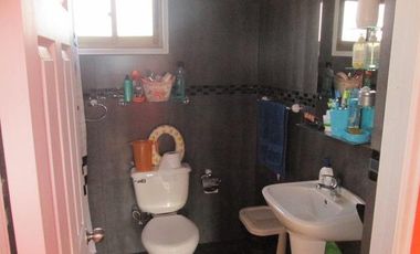 Linda Casa De 2 Pisos En Sitio¡¡ A Pasos Del Centro De La Comuna De Curacavi.