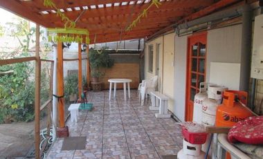 Linda Casa De 2 Pisos En Sitio¡¡ A Pasos Del Centro De La Comuna De Curacavi.