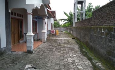 Rumah bonus tempat usaha dengan tanah luas dekat pusat kota Jogja