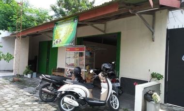 Rumah bonus tempat usaha dengan tanah luas dekat pusat kota Jogja