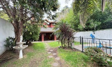 Excelente chalet de 5 ambientes en dos plantas con tejas francesas,fondo con pileta y quincho. NUEVO VALOR