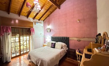 Excelente chalet de 5 ambientes en dos plantas con tejas francesas,fondo con pileta y quincho. NUEVO VALOR