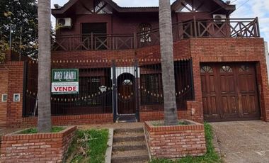Excelente chalet de 5 ambientes en dos plantas con tejas francesas,fondo con pileta y quincho. NUEVO VALOR