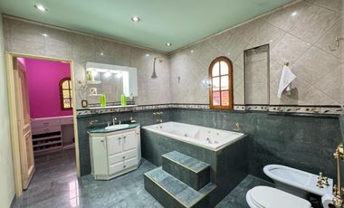 Excelente chalet de 5 ambientes en dos plantas con tejas francesas,fondo con pileta y quincho. NUEVO VALOR