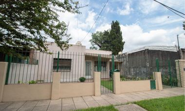 Casa en venta Ituzaingó con amplio parque- Permuta por departamento